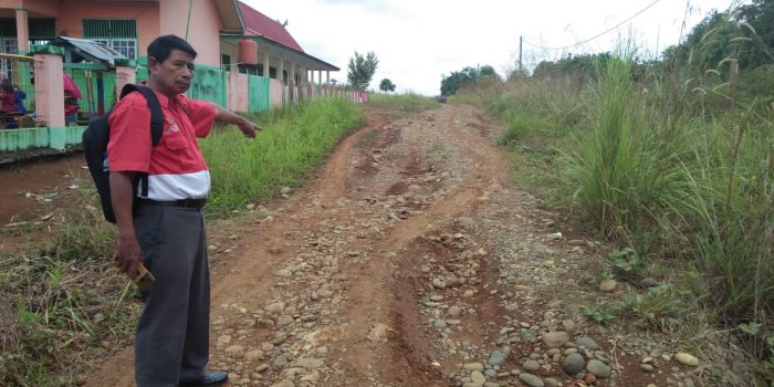 Tampak jalan menuju sekolah rusak parah