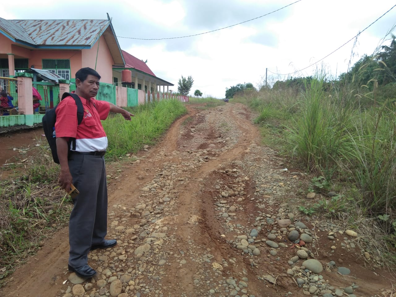 Tampak jalan menuju sekolah rusak parah
