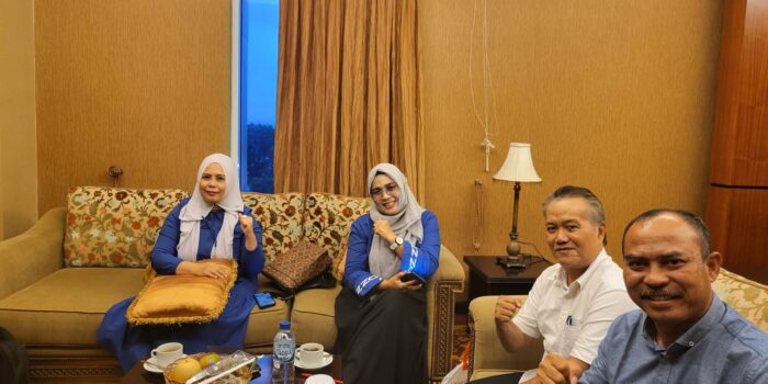 Ketua DPRD Dharmasraya Pariyanto SH, bersama pengurus.