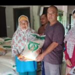 Penyerahan bantuan pangan oleh Pemdus Rantau Ikil. Foto Azhar/NJ