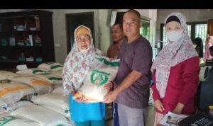 Penyerahan bantuan pangan oleh Pemdus Rantau Ikil. Foto Azhar/NJ