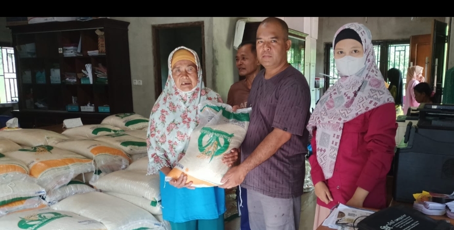 Penyerahan bantuan pangan oleh Pemdus Rantau Ikil. Foto Azhar/NJ