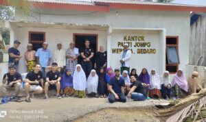 Bungofid.id foto bersama dengan warga panti Jompo Werdha Bedaro./NJ