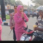 Anggota bhayangkari saat membantu pembagian takjil. /Nj.