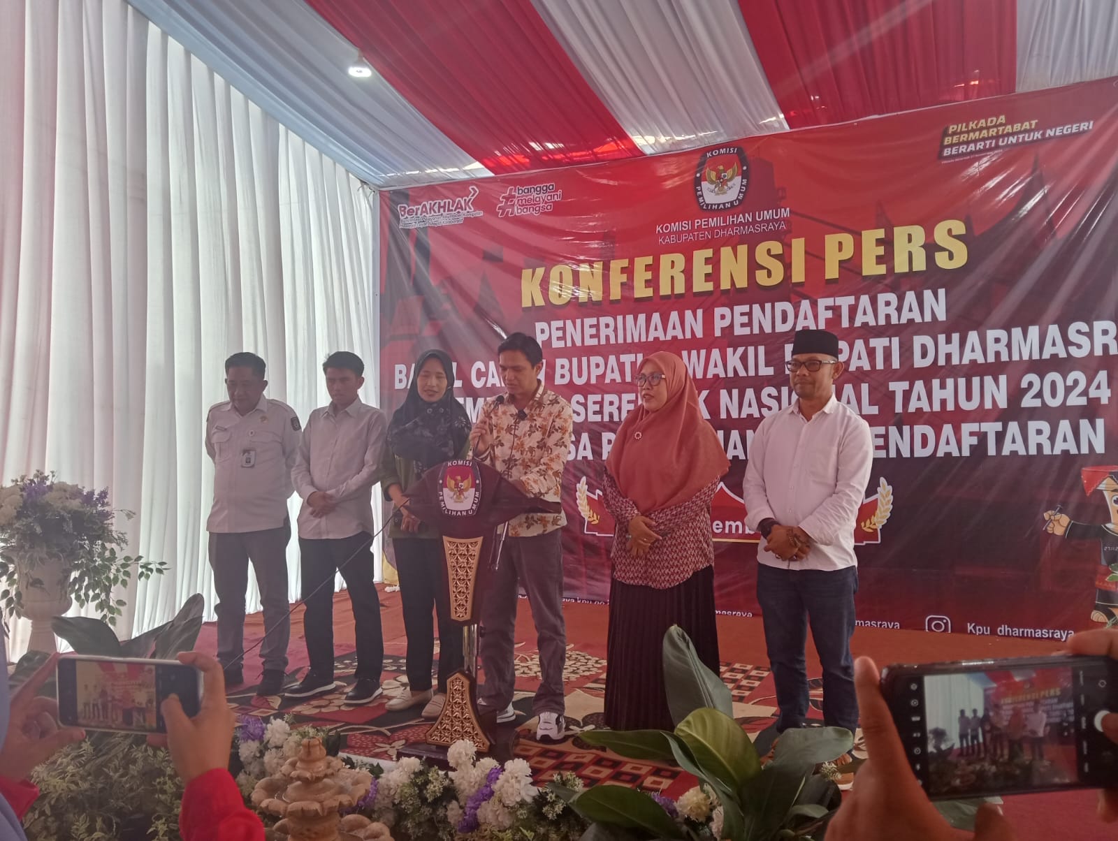 Ketua KPUD saat memberikan keterangan tentang hari pertama pendaftaran di waktu perpanjangan. /Nj.