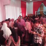 IMG_20240904_163456 Emak emak pendukung pasangan calon Ag-Romi saat ingin menerobos masuk ke ruangan KPU. /NJ.