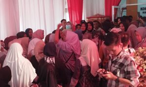 Emak emak pendukung pasangan calon Ag-Romi saat ingin menerobos masuk ke ruangan KPU. /NJ.