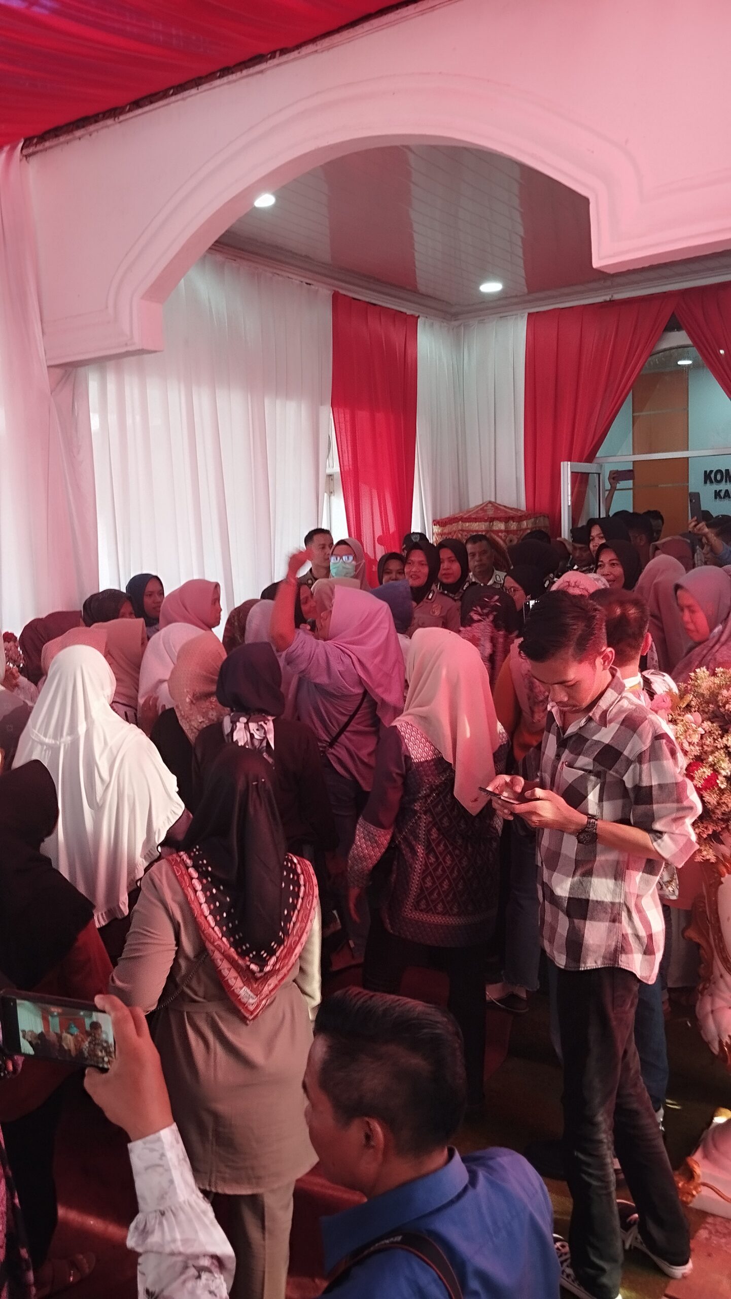 Emak emak pendukung pasangan calon Ag-Romi saat ingin menerobos masuk ke ruangan KPU. /NJ.