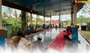 bhabinkamtibmas-hadiri-ziarah-ke-makam-kerajaan-koto-besar-bersama-warga-253004-111423