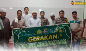 gerakan-subuh-berjamaah-polsek-koto-baru-jalin-silaturahmi-kamtibmas-bersama-warga----253004-105854