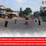 pengaturan-lalu-lintas-oleh-polsek-sungai-rumbai-di-persimpangan-jalan-lintas-sumatera-250105-121759