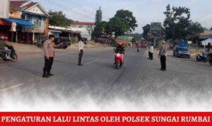 pengaturan-lalu-lintas-oleh-polsek-sungai-rumbai-di-persimpangan-jalan-lintas-sumatera-250105-121759