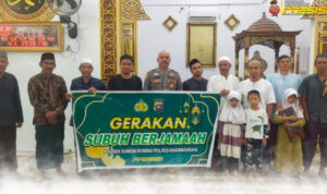 personel-polsek-sungai-rumbai-sosialisasikan-pemanfaatan-pekarangan-saat-gerakan-sholat-subuh-berjamaah-253004-103339