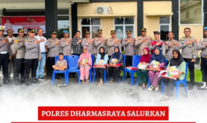 polres-dharmasraya-salurkan-bantuan-sosial-kepada-warga-blok-b-sitiung-253004-112657