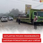 satlantas-polres-dharmasraya-lakukan-pengaturan-lalu-lintas-di-pagi-hari-253004-100644