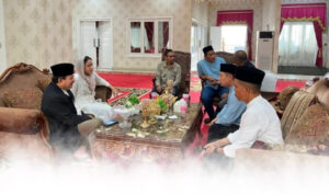 silaturahmi-lebaran-kapolres-dharmasraya-hadiri-open-house-bupati-dan-mantan-pejabat-daerah-253004-075453