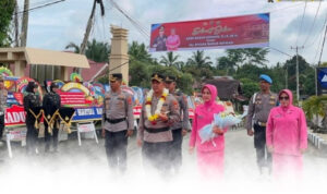 upacara-welcome-and-farewell-parade-akbp-purwanto-hari-subekti-resmi-jabat-kapolres-dharmasraya-253004-104524