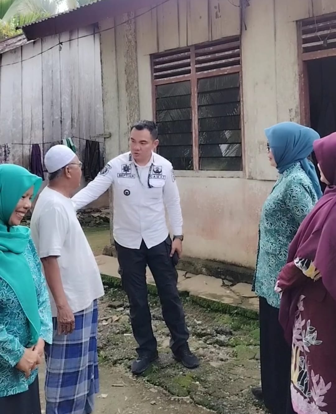 Saat bercengkerama dengan pengurus Panti Jompo Bedaro. ding.